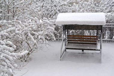Bahçede kar yağışı. Kış