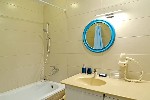 Ванная Комната Круглым Зеркалом — стоковое фото