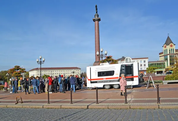 Kaliningrad ロシア 2021年10月14日 医療用モバイルステーションでの予防接種のための人々のキュー コロナウイルスCovid 19の流行 勝利の広場 — ストック写真
