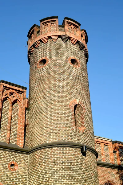Mavi gökyüzüne karşı Friedrichsburg kapı kulesi. Kaliningrad