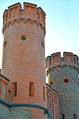 Mavi gökyüzünün arka planında Friedrichsburg Kapısı 'nın kuleleri. Kaliningrad