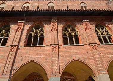 Bir konut binasının ön cephesinin parçası. Töton Düzeni 'nin Yüksek Şatosu. Malbork, Polonya
