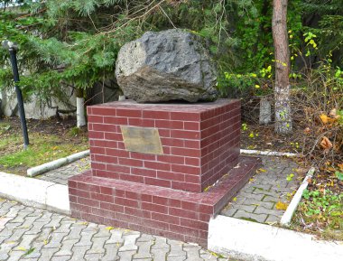 KALININGRAD, RUSSIA - 29 Kasım 2020: Bir kaidede göktaşı