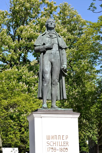 Pomnik Niemieckiego Poety Friedricha Schillera 1759 1805 Tle Kwitnących Kasztanów — Zdjęcie stockowe