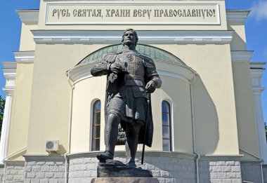 BALTIYSK, RUSSIA - 23 Temmuz 2020: Kutsal Büyük Dük Alexander Nevsky Kilisesi 'nin arka planında Alexander Nevsky' nin heykeli. Rusça metin