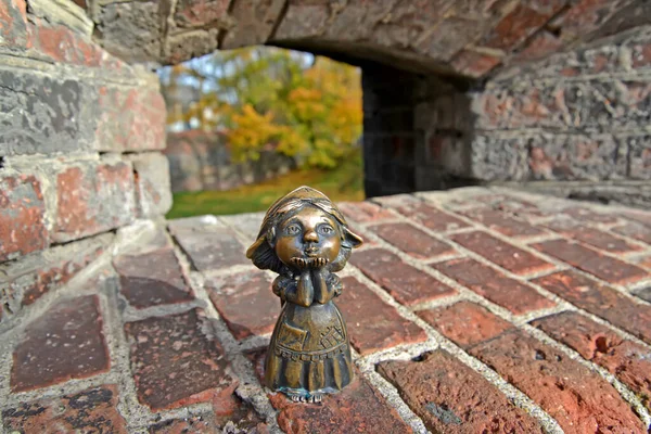 Figura Unei Mame Homlin Stă Portiera Turnului Wrangel Kaliningrad — Fotografie, imagine de stoc