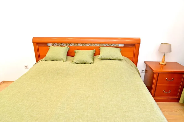 Podwójne Łóżko Zieloną Pokrywą Sypialni — Zdjęcie stockowe
