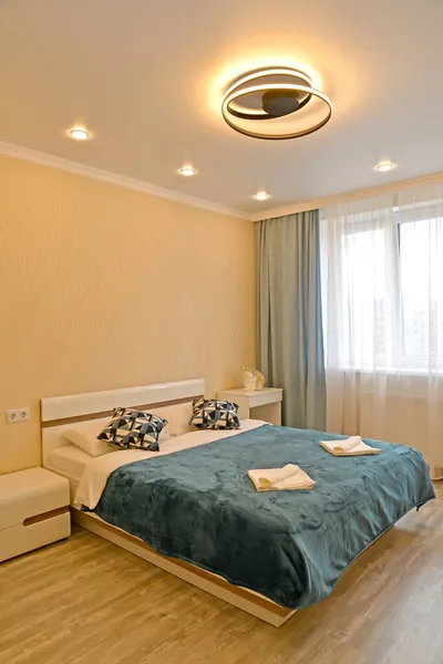 Dormitorio Con Una Lámpara Original Estilo Moderno —  Fotos de Stock