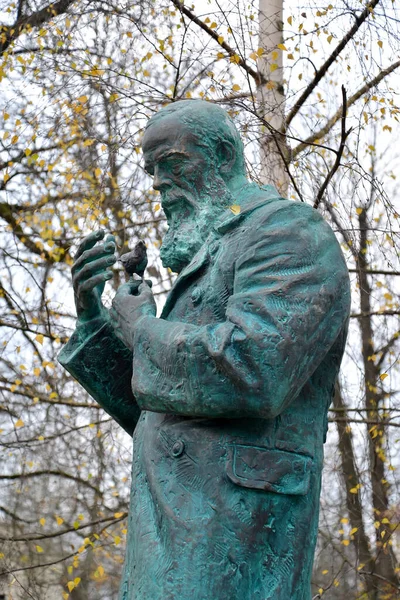 Kaliningrad Russia November 2021 Fragment Monument Writer Достоєвський Птахом Руці Стокова Картинка