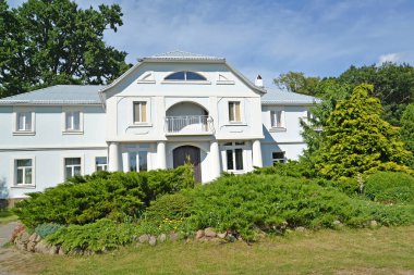 Tanrı 'nın Annesi' nin Hükümdar İkonu onuruna manastırın inşası. Kalininingrad bölgesindeki Izobilnoe köyü.