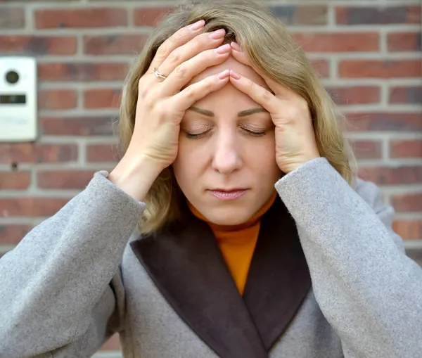 Kadın Elleriyle Başını Tutuyordu Migren Krizi — Stok fotoğraf