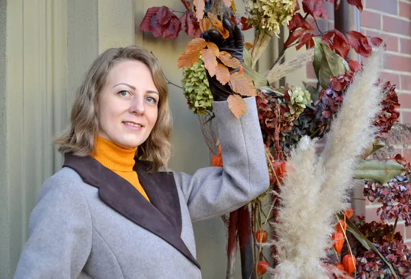 Retrato Una Mujer Con Una Composición Decorativa Plantas Secas Sobre — Foto de Stock