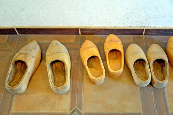 Región Kalininingrad Rusia Julio 2020 Los Zapatos Viejos Madera Están —  Fotos de Stock