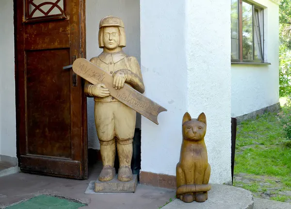 Region Kaliningrad Russia Lipiec 2020 Drewniane Rzeźby Chłopca Kota Muzeum — Zdjęcie stockowe