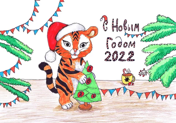 Egy Mikulás Sapkás Tigris Egy 2022 Felirattal Ellátott Kis Karácsonyfát — Stock Fotó