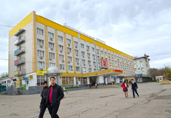 Elista Rússia Abril 2017 Transeuntes Contra Pano Fundo Hotel Elista — Fotografia de Stock