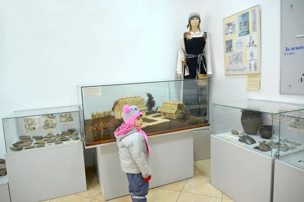 Rejon Kalingrad Rusia Mała Dziewczynka Patrzy Eksponaty Wystawy Archeologicznej Centrum — Zdjęcie stockowe