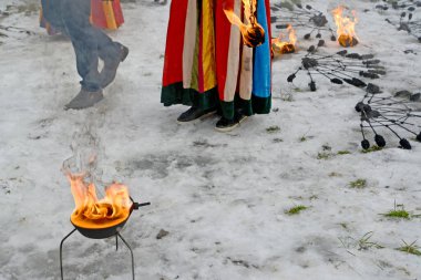 Parktaki Maslennitsa kutlamasında ateşle atıyoruz. Kaliningrad