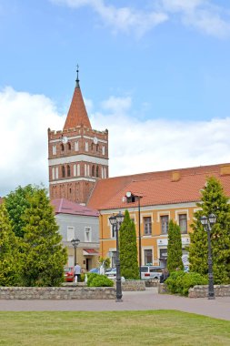 PRAVDINSK, RUSSIA - 17 Haziran 2015: Zaferin 50. yıldönümünün bir parçası ve arkasında bir kule var. Kalininingrad bölgesi