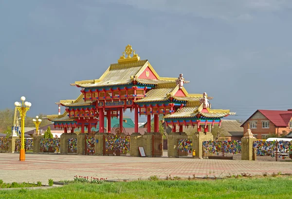 仏教寺院複合体 釈迦牟尼仏の黄金の住居 の門の眺め エリスタカルムイク — ストック写真