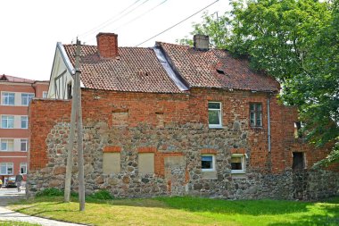 Friedland Kalesi 'nin (14. Yüzyıl) kalıntılarında inşa edilmiş eski bir Alman konut binası. Pravdinsk, Kaliningrad bölgesi