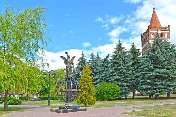 Pravdinsk Oroszország 2015 Június Béke Angyala Emléktábla Téren Templom Hátterével — Stock Fotó