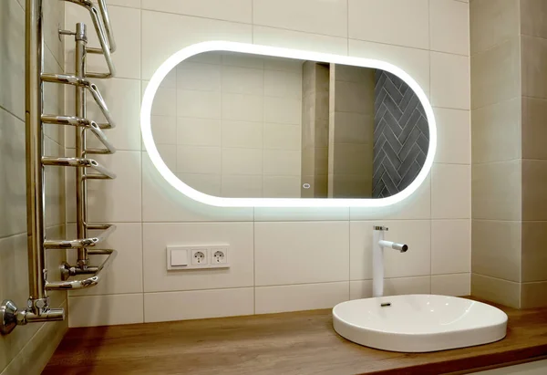 Large Oval Mirror Overhead Washbasin Bathroom — Stock Photo, Image