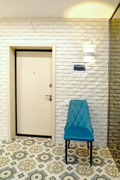 廊下の内部の断片と張りの椅子 — ストック写真