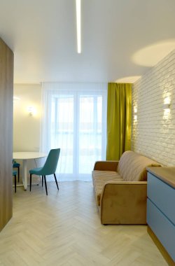  Oturma odasının içinde lambalar var.