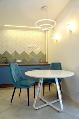 Yuvarlak yemek masası ve mutfak yemek odasında sandalyeler.