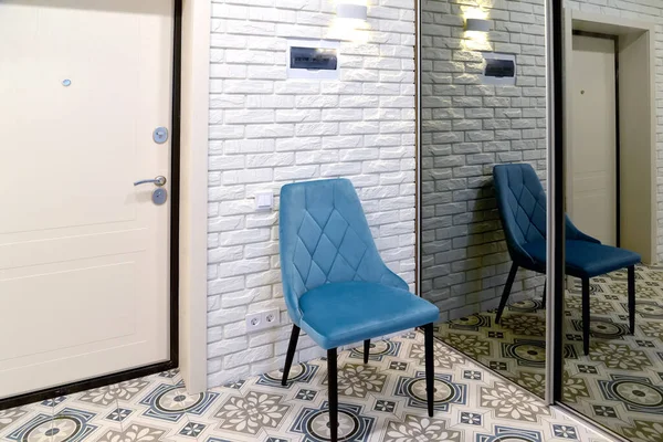 Koridorun Kısmında Aynalı Bir Gardırop Döşenmiş Bir Sandalye Var — Stok fotoğraf