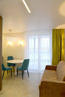 Oturma odasının içinde lambalar var.