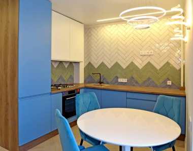 Modern mutfağın içi mavi tonlarda.