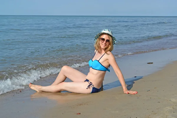 Eine Frau Mit Strohhut Und Separatem Badeanzug Sitzt Einem Sandstrand — Stockfoto