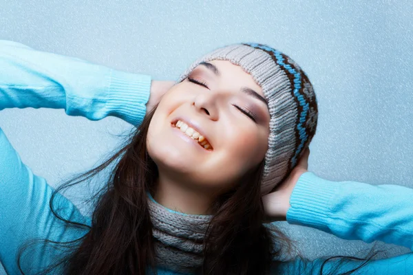 Glückliche Frau auf blauem schneebedecktem Hintergrund — Stockfoto