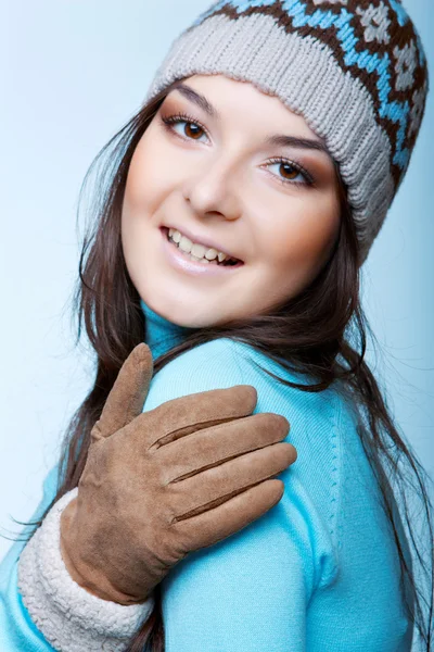 Lachende vrouw in hoed — Stockfoto