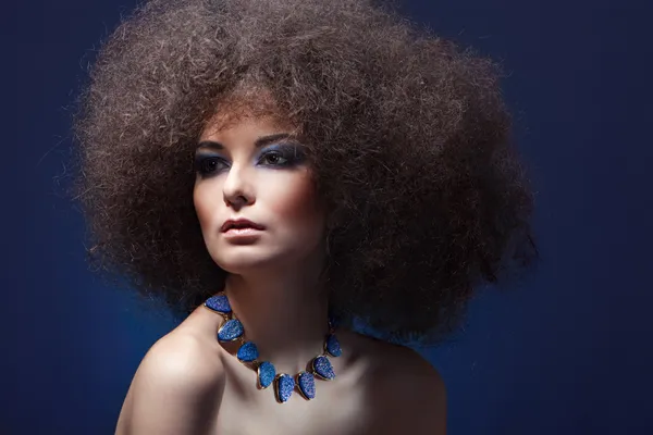 Krása ženy s kudrnatými vlasy a modré, make-up — Stock fotografie