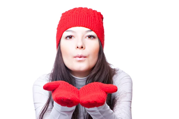 Mujer con gorra roja sopla — Foto de Stock