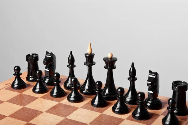 Schach auf grauem Hintergrund — Stockfoto