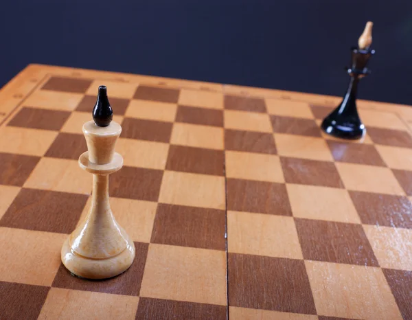 Black and white queens on chess board — Stock Photo, Image