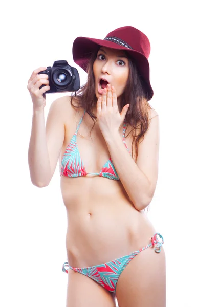 Улыбающаяся женщина с профессиональной камерой — стоковое фото