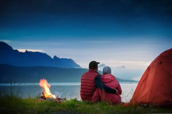 Couple camping — Stock Photo, Image