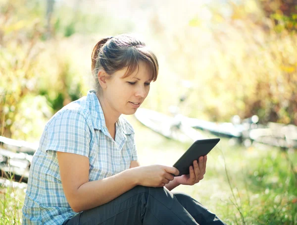 Tablet kullanan kadın — Stok fotoğraf