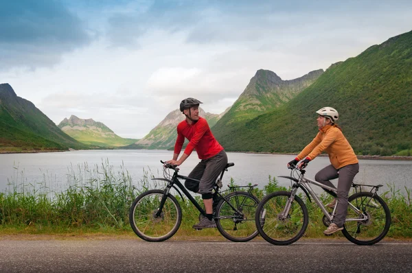 Two cyclists relax biking — Stock Photo, Image