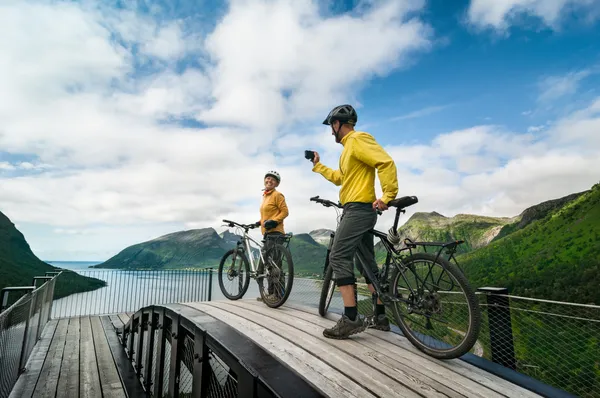 Zwei Radfahrer entspannen sich beim Radeln — Stockfoto