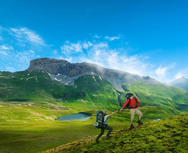 Paar wandelingen — Stockfoto