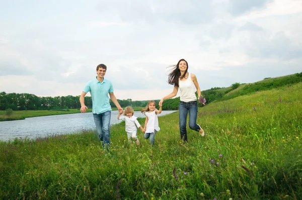 Familie im Freien — Stockfoto