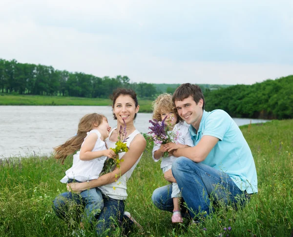 Família ao ar livre — Fotografia de Stock