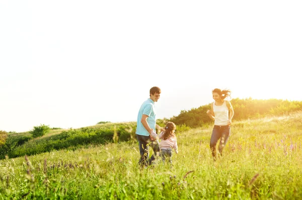 Familia feliz divirtiéndose al aire libre — Foto de Stock