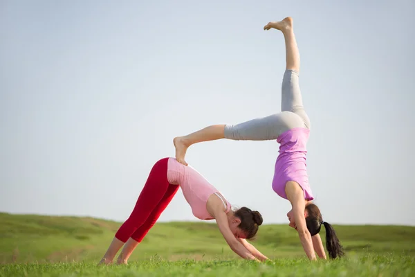 Paar macht Yoga — Stockfoto